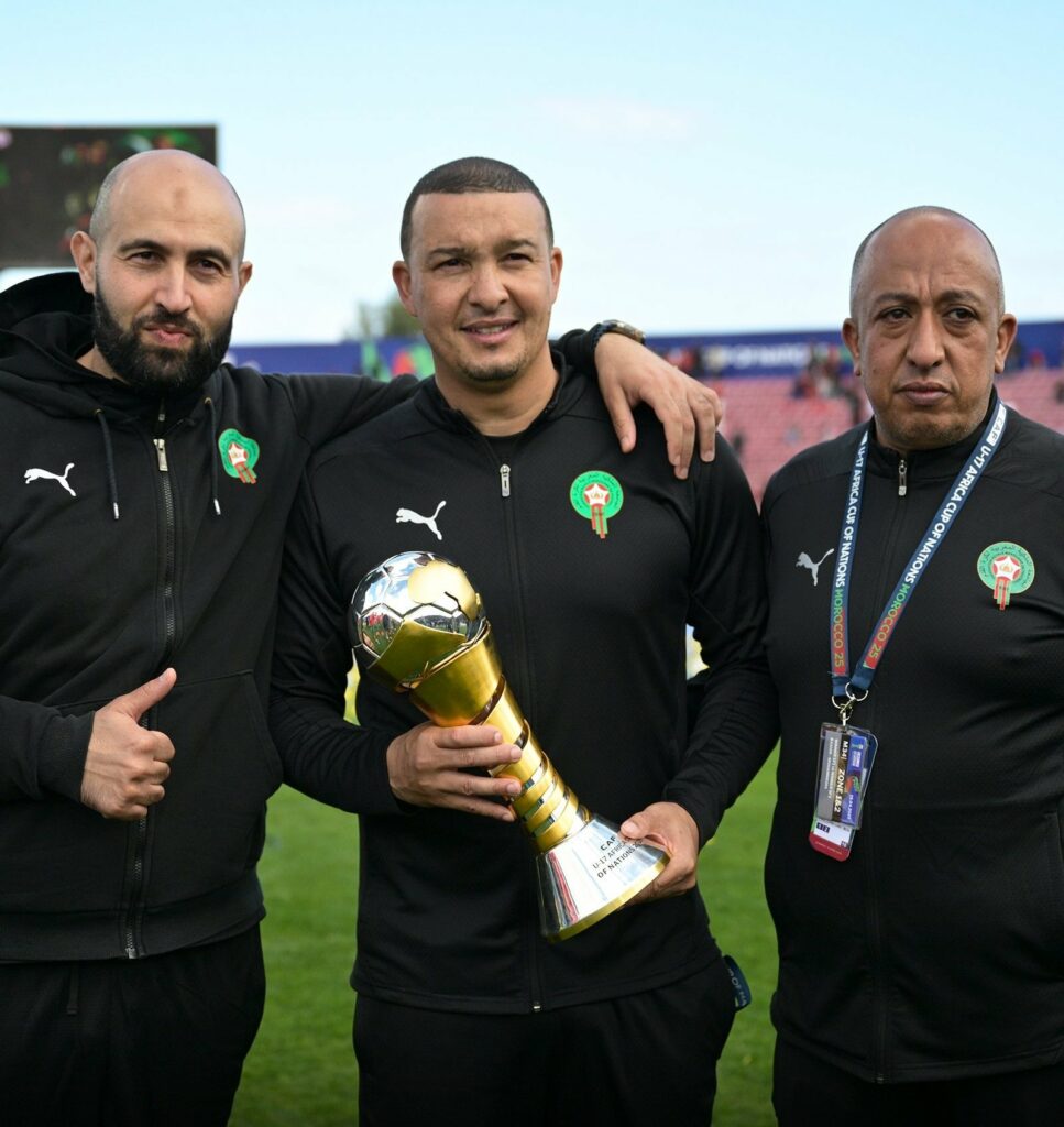 Nabil Baha, sélectionneur du Maroc U17, brandit le trophée de la CAN 2025 après la victoire face au Mali